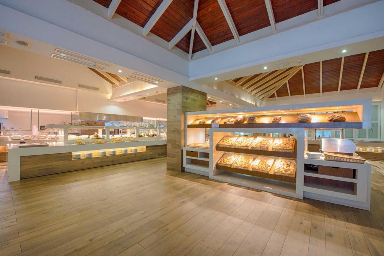 Grand Sirenis Punta Cana Resort & Aquagames Uvero Alto Exterior photo The buffet at the hotel