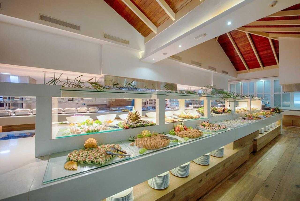Grand Sirenis Punta Cana Resort & Aquagames Uvero Alto Exterior photo Buffet at a hotel